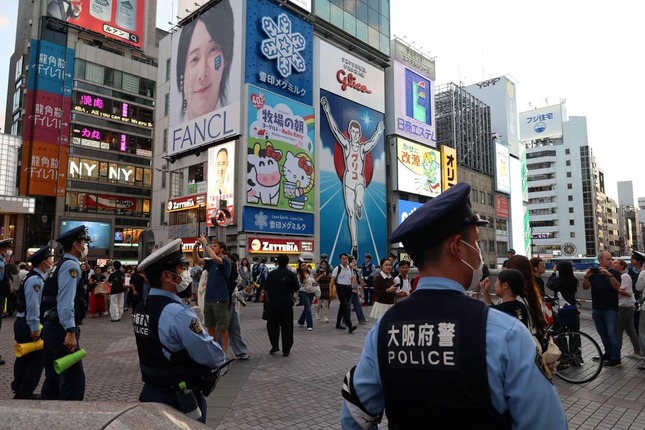 戎橋で警戒する警察官（2026年10月3日、大阪市中央区）