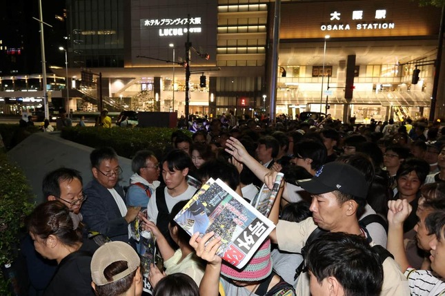 JR大阪駅前の号外配布には多くの人が集まった（2026年10月3日、大阪市北区）