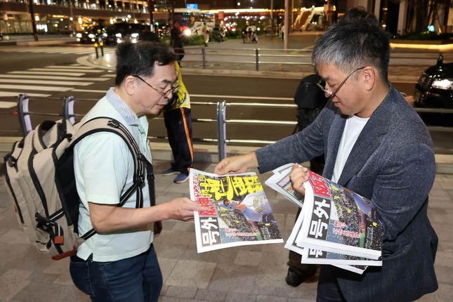 号外を受け取る人（2026年10月3日、大阪市北区）