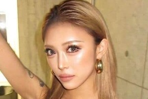 「ラヴ上等」話題の美女モデル・るる、肩出しノースリ＆へそピアスキラリ「激カワ」ドキっ　「超絶可愛い過ぎる」