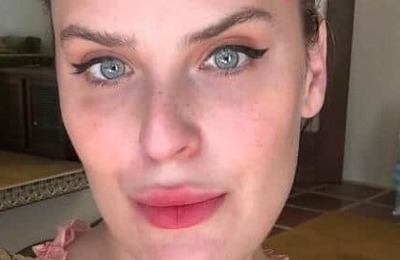 認知症公表のブルース・ウィリス71歳、目を閉じて穏やかな笑み　娘が頭にそっとキス...ステキ家族ショット
