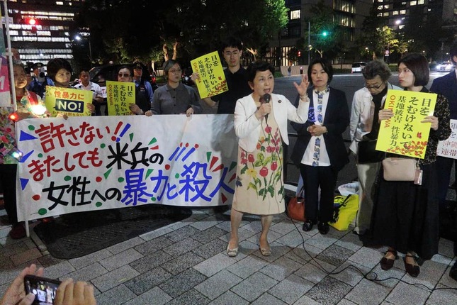 抗議集会で演説する社民党の福島瑞穂党首（中央）