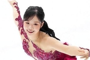 優勝の中井亜美、華やかイエローのミニ丈衣装で...青木祐奈、住吉りをんと表彰台3ショット　「可愛いすぎる！！」
