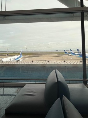 トラブルに巻き込まれた鴻上尚史さん。Xに空港の写真を投稿した
