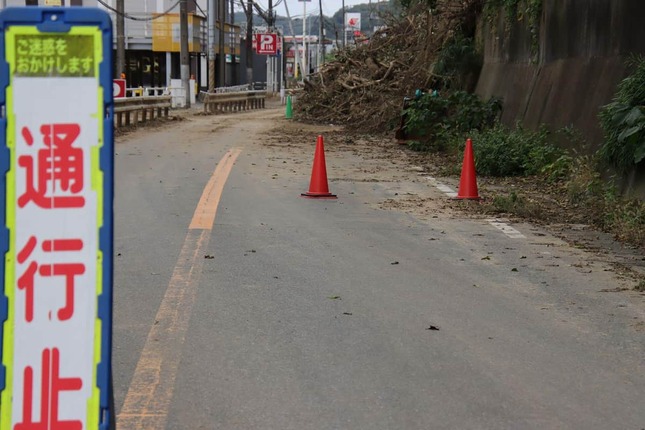 千葉県君津市坂田では、土砂崩れによる通行止めが長期化（10月4日撮影）