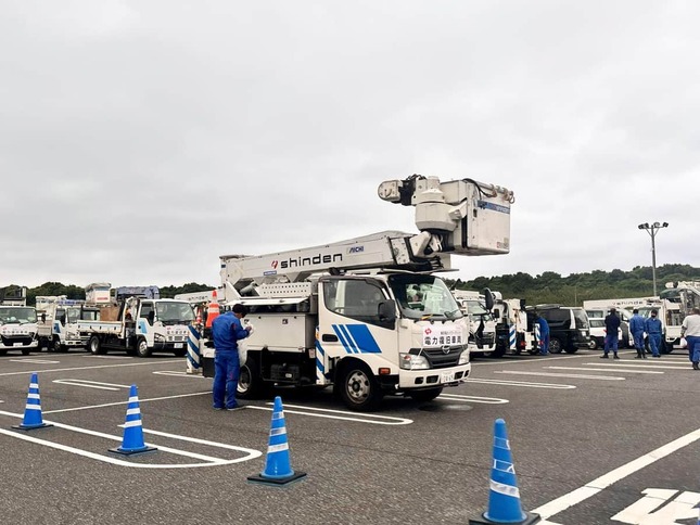 高所作業車や、作業員の姿も（9月27日撮影）