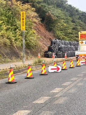 土砂崩れにより、君津市内の国道127号線で一部通行規制が敷かれた（9月27日撮影）