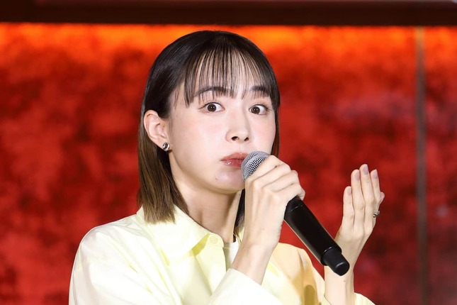 カレーパンを食べて目を丸くする井桁弘恵さん