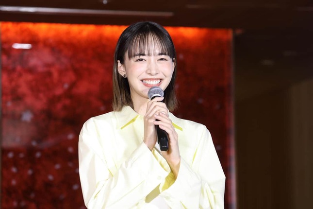 ラウンジのお披露目イベントで笑顔を見せる井桁弘恵さん。ふるさとの観光スポットに関する質問にも答えた
