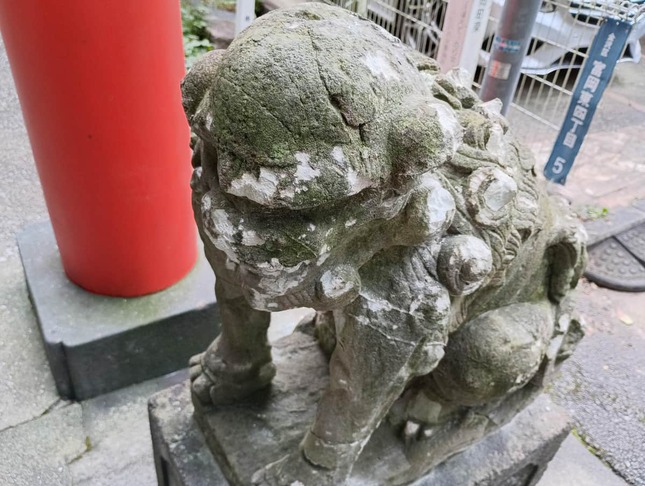 狛犬は痛々しい状態に（横浜市・鶴岡八幡宮のXより）
