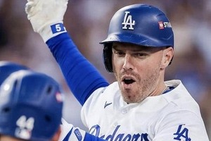 ドジャース・フリーマンの美人妻、水色タンクトップ姿で美貌ダダ漏れ　NBAレジェンド妻とステキ2ショット