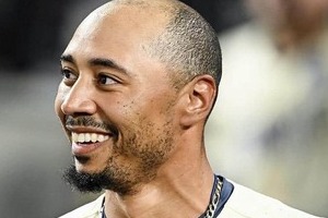 ドジャース・ベッツの美人妻、超ミニスカ×ブーツの応援コーデ...スタジアムに降臨　すらり神スタイルの美貌