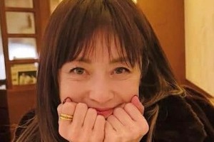 高岡早紀、膝上ミニスカ×透け感タイツで色気ダダ漏れ　「反則的なカッコよさ」「お洒落すぎ」圧倒的オーラ全開