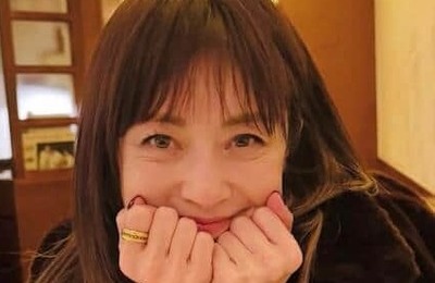 高岡早紀、膝上ミニスカ×透け感タイツで色気ダダ漏れ　「反則的なカッコよさ」「お洒落すぎ」圧倒的オーラ全開