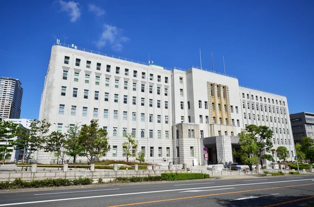大阪府庁舎。「補助金改革・基金改革を徹底的にやった」ことで財政が好転したという
