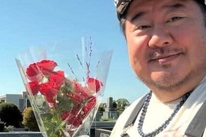 桜塚やっくんの死去から13年...芋洗坂係長、墓参りへ　「近況報告出来ました」もものチューハイで献杯
