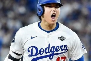 大谷翔平、黒Tシャツ×デニムのシンプルコーデで球場入り　ヘッドホンつけて全集中＆真剣表情で