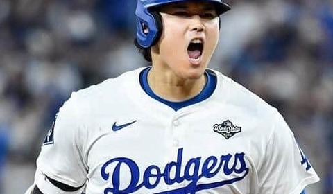 大谷翔平、黒Tシャツ×デニムのシンプルコーデで球場入り　ヘッドホンつけて全集中＆真剣表情で