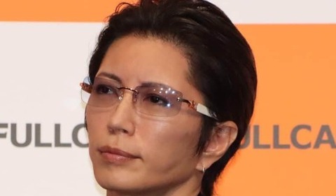 信号待ち中に正面衝突...GACKT、愛車運転中の事故被害を報告　「なんで対向車線に車止めてんだ？」相手発言に唖然騒然
