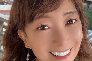 アグネス・チャン71歳、膝上ショーパンあわせたコーデで異次元スタイル炸裂　「いつも若々しくて可愛い」