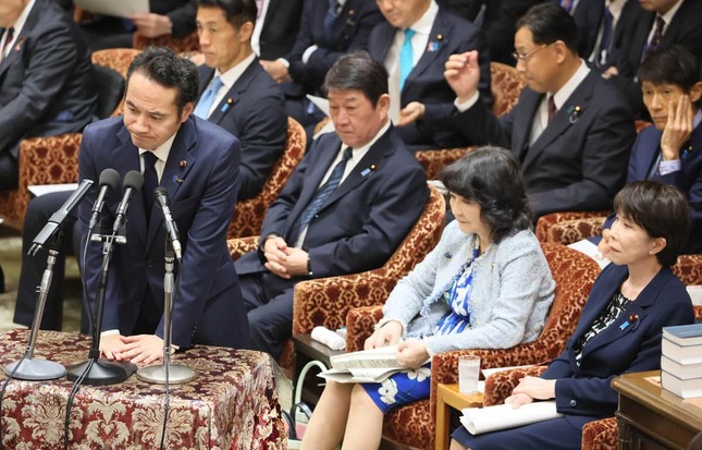 衆院予算委で答弁する簗和生農水相（左）。辞任が遅すぎたとの声が相次いでいる（写真：つのだよしお/アフロ）
