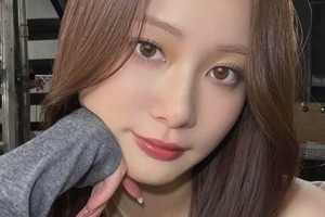 生見愛瑠、黒カーデ×デニムのシンプルコーデ＆レアなメガネ姿でドキっ　「いつだって可愛い」「スタイル抜群」
