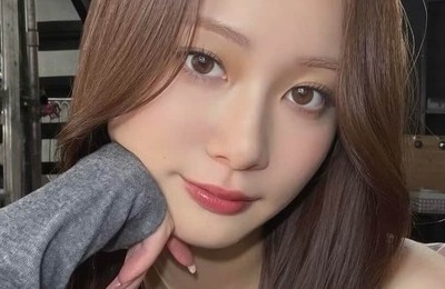 生見愛瑠、黒カーデ×デニムのシンプルコーデ＆レアなメガネ姿でドキっ　「いつだって可愛い」「スタイル抜群」