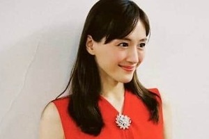綾瀬はるか、肩出しブラックドレスで美しすぎる...国宝級の美貌にどよめき　「めっちゃ美しい」「魅力的すぎる」