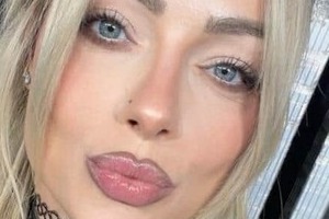 アメリカ美女レスラー、ミニスカゴルフウェアで超豪快フルスイング！　本田圭佑が「誰？」W杯で話題