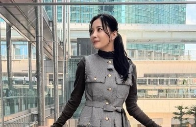 瀬戸朝香「上も下もユ・ニ・ク・ロ」シンプルコーデもさすがの着こなし　「可愛い」「素敵！」自撮りパシャリ
