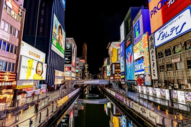 観光客が多く訪れる大阪・道頓堀の夜景
