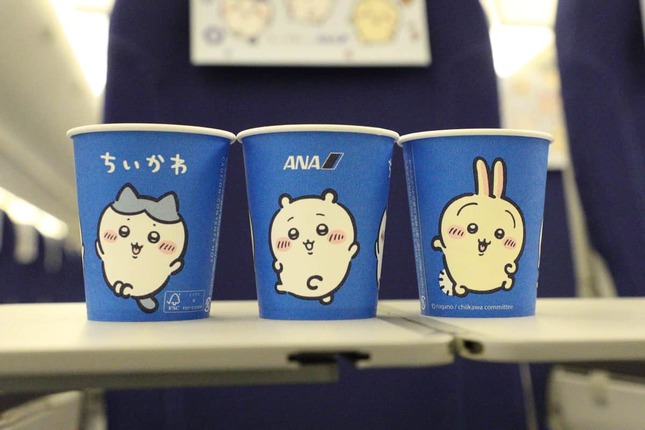 機内のドリンクサービスで使用する特別デザインの紙コップ。左からハチワレ、ちいかわ、うさぎが描かれている
