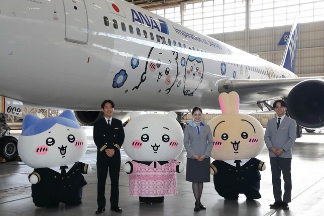 報道公開では、ちいかわ、ハチワレ、うさぎとANAの運航乗務員、客室乗務員、地上係員が機体を背景に記念撮影した
