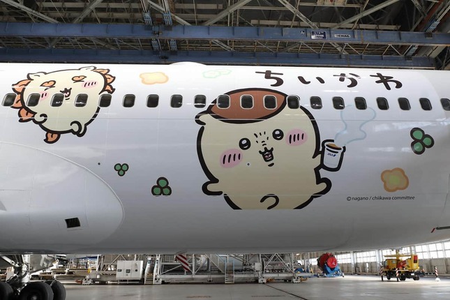 機体後方には、大きな「ちいかわ」の文字とともに、ANAのロゴ入りカップを手にしたくりまんじゅうの姿も
