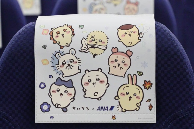 普通席のヘッドレストカバー。ちいかわやハチワレ、うさぎをはじめ、8キャラクターが勢ぞろいしている
