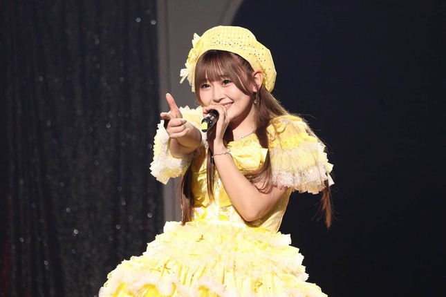 卒業セレモニーのために制作された黄色の新衣装で、指原莉乃さんの初選抜曲「大声ダイヤモンド」を披露する石橋颯さん。客席もペンライトで黄色一色に染まった