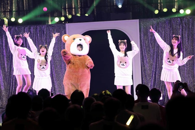 卒業セレモニーで念願の「くまのぬいぐるみ」を披露する石橋颯さん（中央）。くまの着ぐるみの中から顔をのぞかせ、後輩たちと共演した