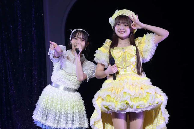 「アボガドじゃね～し...」を披露する石橋颯さん（右）と竹本くるみさん。2度にわたってシングル曲のダブルセンターを務めた同期の2人が共演した