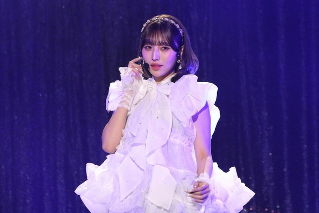 AKB48の「だらしない愛し方」をソロで披露する栗原紗英さん。白い衣装をまとい、存在感を示した