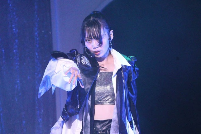 15周年にちなんだ15曲メドレーで「UZA」をソロパフォーマンスする梁瀬鈴雅さん。力強いダンスで魅了した