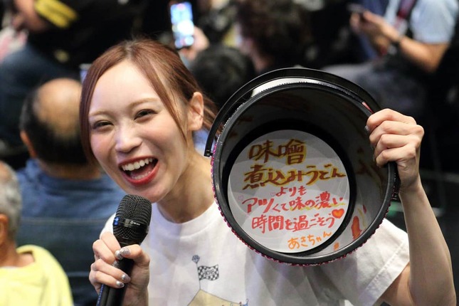 「バケツを被れ！」では客席を巡る場面も。ファンに向けたメッセージを記したバケツを掲げる豊永阿紀さん