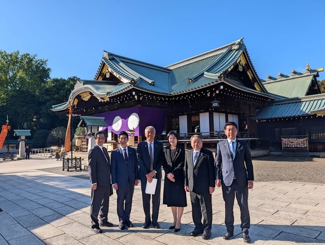 靖国神社には日本維新の会の同僚議員と参拝した（石平氏のXから）
