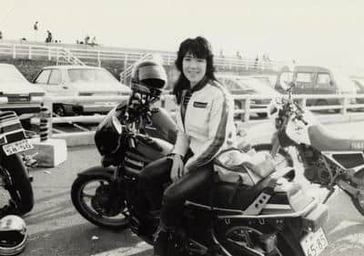 高市早苗首相のバイク姿（公式サイトより）。キャプションには「愛車Z400GPで」とある
