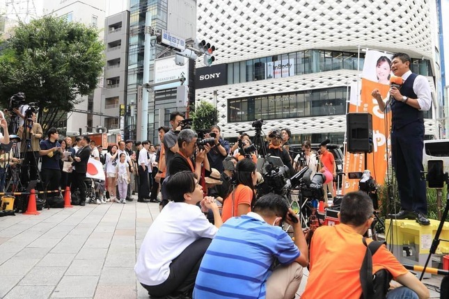 参政党の演説の様子。多くの聴衆が集まった（2025年撮影）
