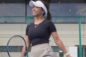 「ブラトップだからインナーいらず」プロテニス園田彩乃が自らの姿を披露　背中にラケットを持って