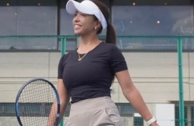 「ブラトップだからインナーいらず」プロテニス園田彩乃が自らの姿を披露　背中にラケットを持って