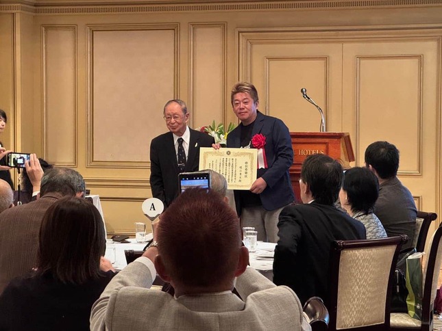 「特別感謝状」を受け取る堀江貴文氏（写真は堀江氏のXから）
