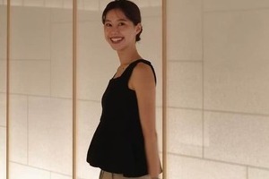 サッカー日本代表・佐野海舟との結婚公表で話題　モデル木下桜、ジャケットを使ったシックなコーデ