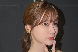 「お腹...」生見愛瑠、大きめパーカーコーデの写真にちょっとドキッ　「ため息出るくらいに可愛い」