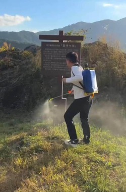 名所で液体をまく男性（投稿動画から）